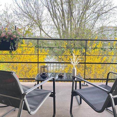 Cozy Riverfront Living, 5-Min Walk To Riverside Train เนยยี-เปลซองซ์ ภายนอก รูปภาพ
