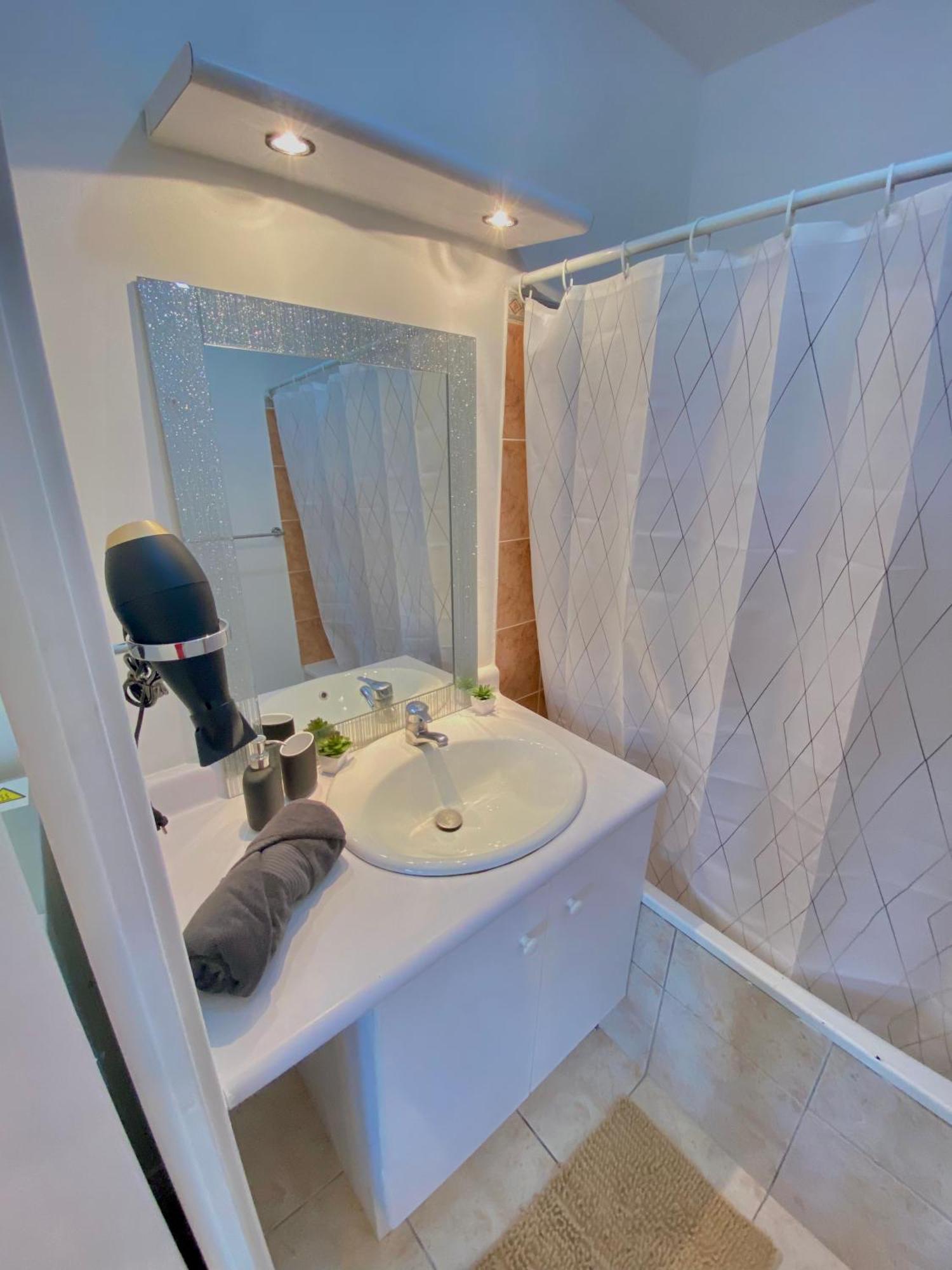 Cozy Riverfront Living, 5-Min Walk To Riverside Train เนยยี-เปลซองซ์ ภายนอก รูปภาพ