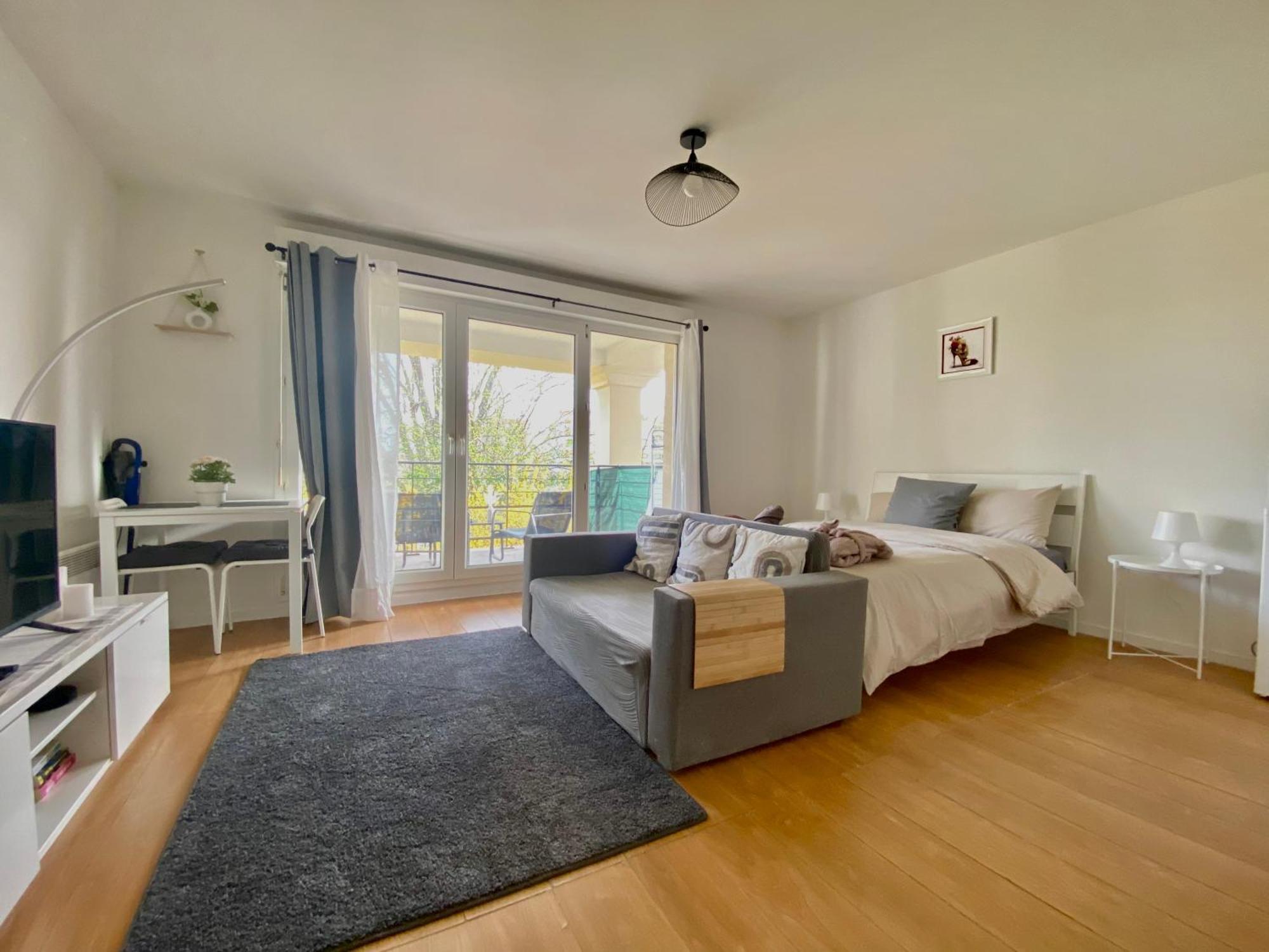 Cozy Riverfront Living, 5-Min Walk To Riverside Train เนยยี-เปลซองซ์ ภายนอก รูปภาพ